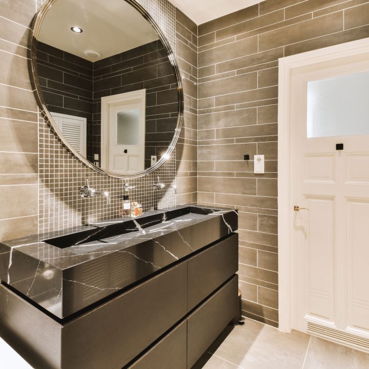 a-bathroom-with-a-large-mirror-and-a-black-sink-2026-01-07-23-36-50-utc